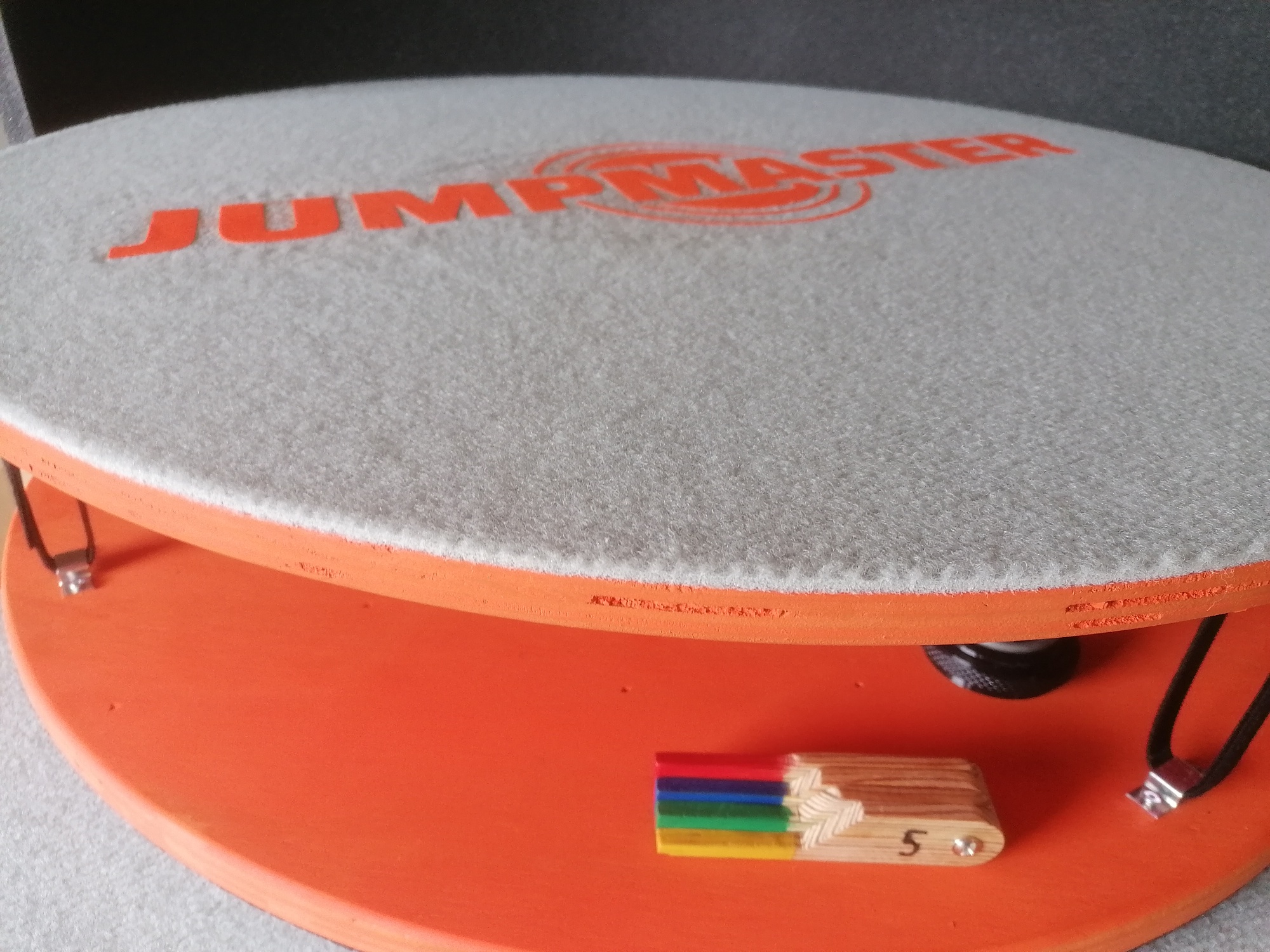 Jumpmaster Oberseite mit grauem Vlies-Belag und orangenem Logo